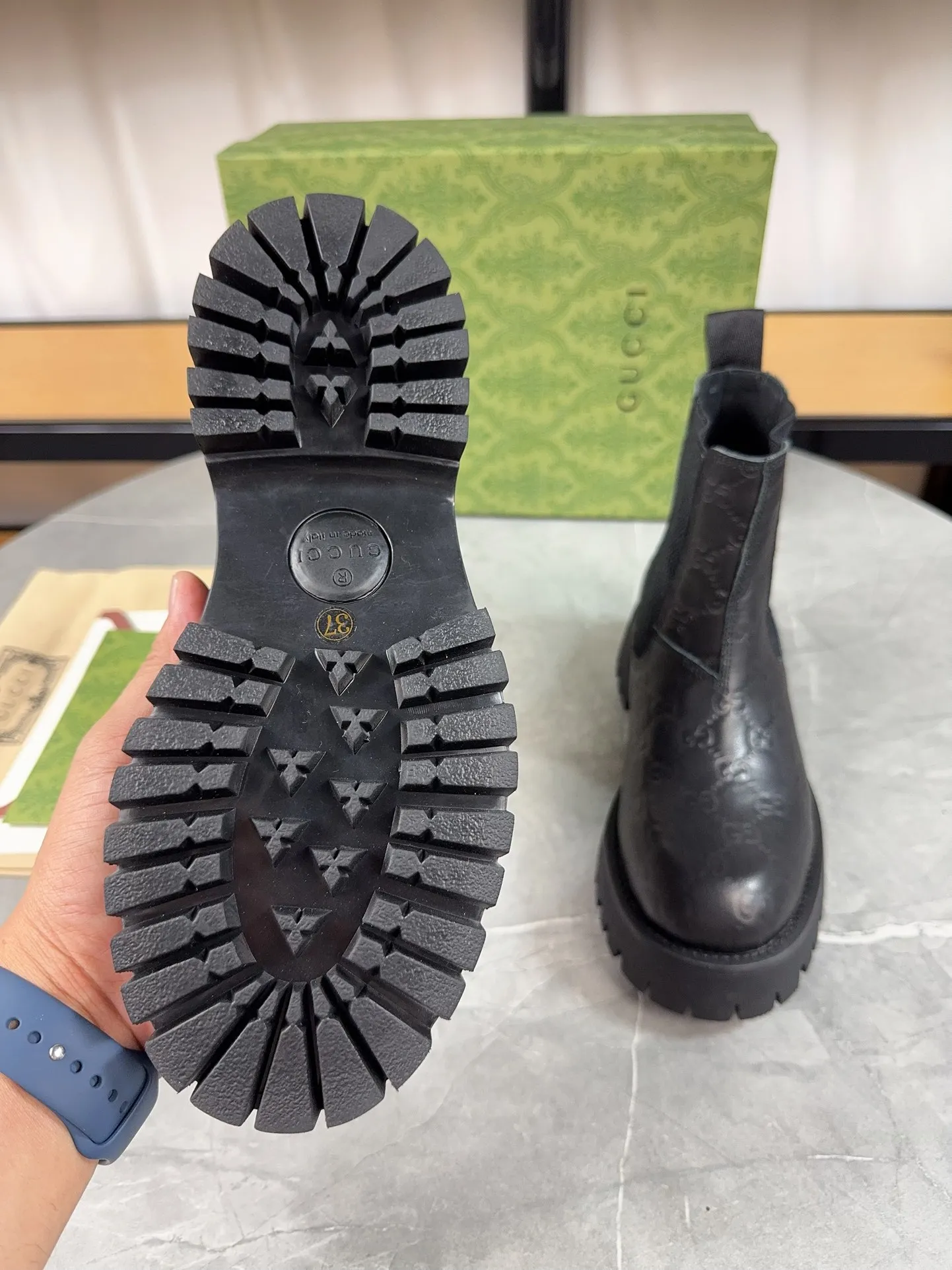 Men's shoes 💰640💰 New model from Gucci, double GG groove thick-soled loafers. The original version is made 1:1. Super beautiful quality, classic model at the counter. ❶Upper: original open-edge beaded cowhide ❷Inner lining: water-dyed cowhide ❸Feet: water-dyed cowhide ❹Outsole: ultra-light original sole ❺Thick sole heightening: 3.5cn ❻Packing: original packaging ❼Number: 35-42 (41 41 customized, non-refundable) Men's model: 38-46 (45, 46 customized, non-returnable)